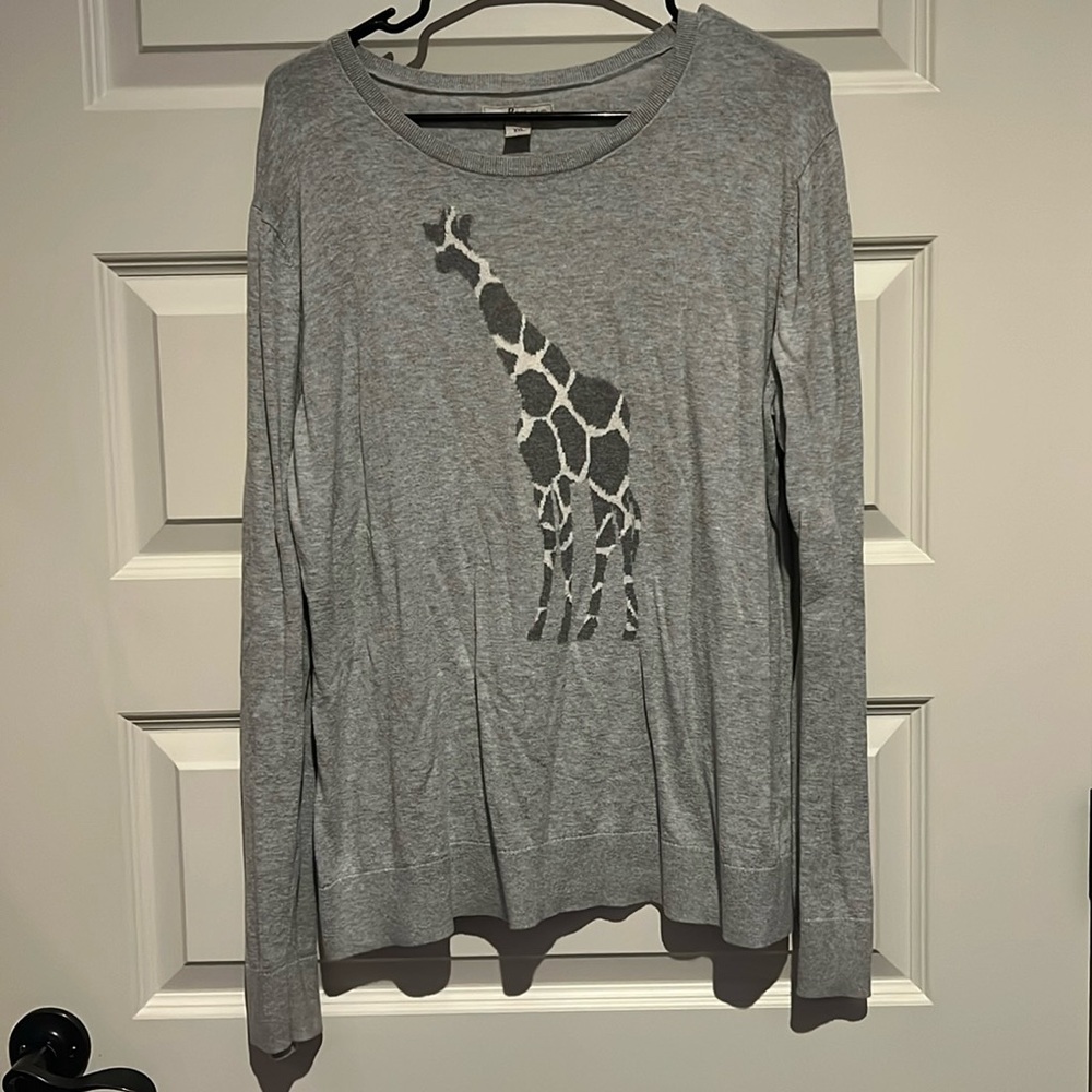 Grey long sleeve light sweater w/ giraffe design